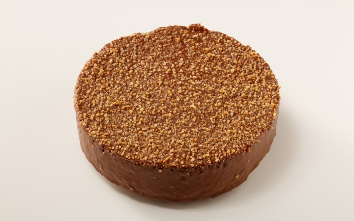 Hazelnoot taart bestrooid met stukjes hazelnoot